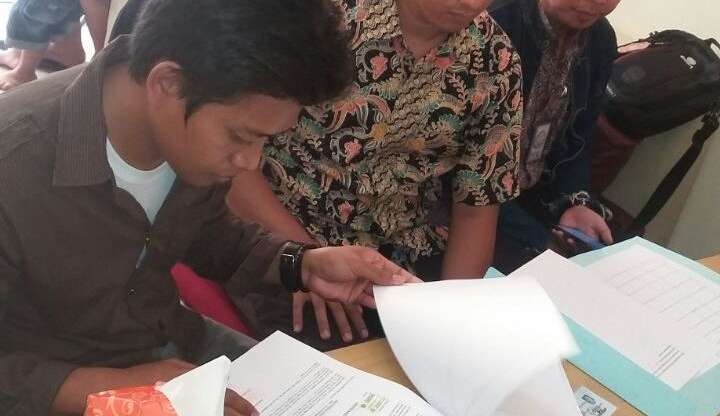 KONSUMEN MENANDATANGANI KPR